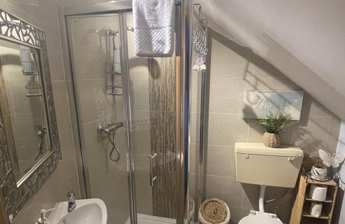 Mullaghbawn Cottage | Greenvale cottage with garden view