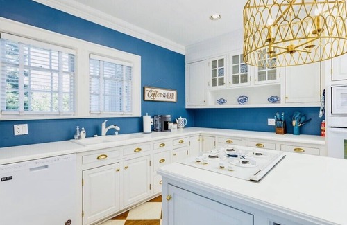 High Point House | Greenway Manor Updated 6BR Historic Luxury Close to HPU and Furniture Market