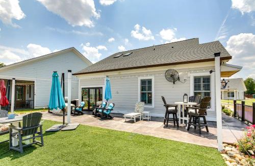 Greenwood House | Greenwood Getaway with Furnished Patio and Lake View