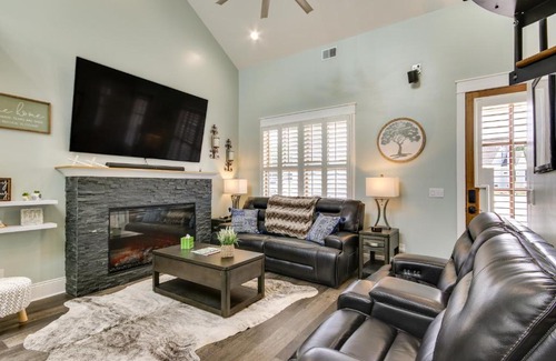 Greenwood House | Greenwood Getaway with Furnished Patio and Lake View