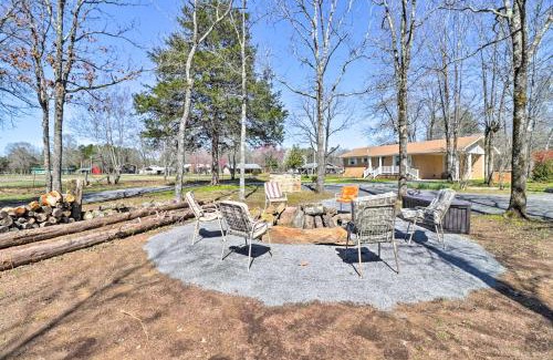 Higden House | Greers Ferry Home with Yard, Less Than 1 Mi to Marina!