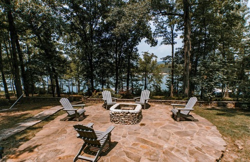 Edgemont House | Greers Ferry Lakefront Home w/ Deck, Fire Pit & MORE!
