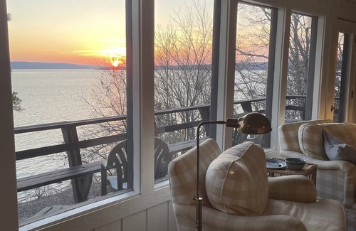 Drasco House | Greers Ferry - RIGHT ON THE LAKE! Sleeps 14 + Character abounds + Stellar views.