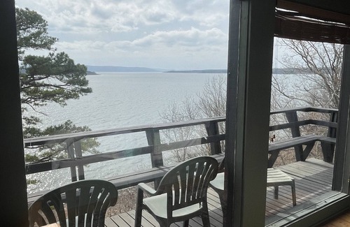 Drasco House | Greers Ferry - RIGHT ON THE LAKE! Sleeps 14 + Character abounds + Stellar views.