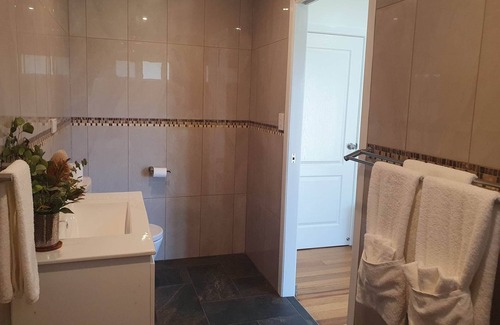 Georgetown Bed & Breakfast | Grey Galah BnB in the heart of Georgetown with gorgeous big deck.