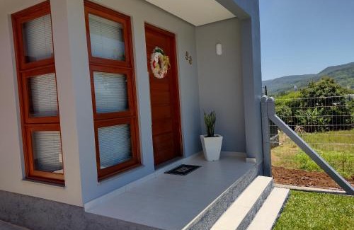 Tres Coroas House | Grey House, próximo a Gramado e ao Templo Budista