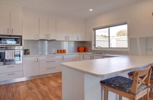 Lake Wangary House | Grey on the Bay is a fantastic Esplanade property - space, location, comfort.