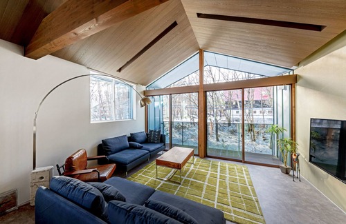 Echo Land House | Grey Wolf Chalet