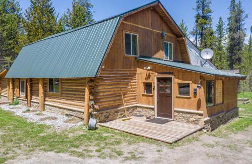 Island Park House | Grey Wolf Retreat by KABINO Sleeps 20 Commercial Kitchen Fire Pit WiFi Bunk Beds