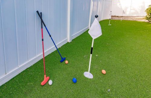 Bradenton House | Grinning Gecko 4Bdr3Bath NEW Pool House, Heated Salt Pool, Indoor-Outdoor Kitchen and Fireplaces, Putting Green, Bocce Court-Within 6 miles of AMI