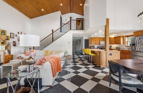 Branson Cabin | Groovy 5bd/2.5b on Lake Taneycomo near Branson sleeps 15