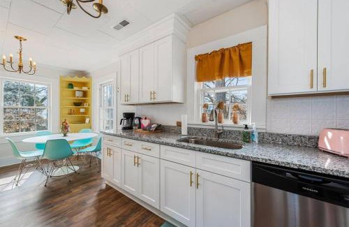 Fort Payne Apartment | Groovy Getaway Loft, Fast Wi-Fi, Downtown