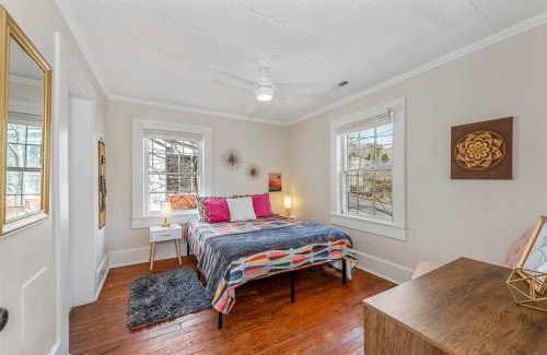 Fort Payne Apartment | Groovy Getaway Loft, Fast Wi-Fi, Downtown