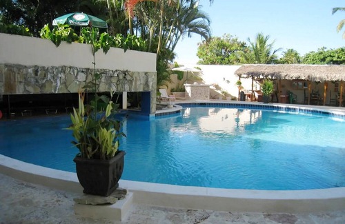 ProCab Apartment | Ground-floor apt, pool, 1-minute walk to beach/supermarket, perfect for seniors!