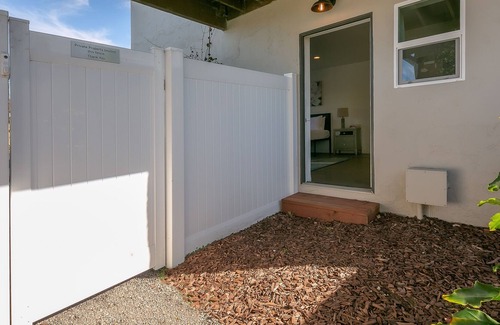 Sunset Cliffs House | Ground-floor studio with kitchenette, grill, and alfresco dining