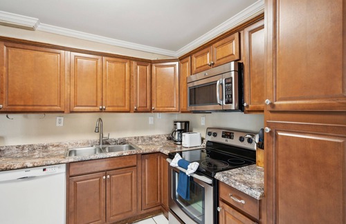 Isle of Palms Condo | Ground Level Condo~2 Min Walk to Beach~Dog&Family Friendly~Handicap Accessible