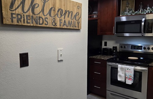 Pigeon Forge Condo | Ground level with Mountain View, Pool, Hot Tub, King Beds, & 1 Mile from Parkway