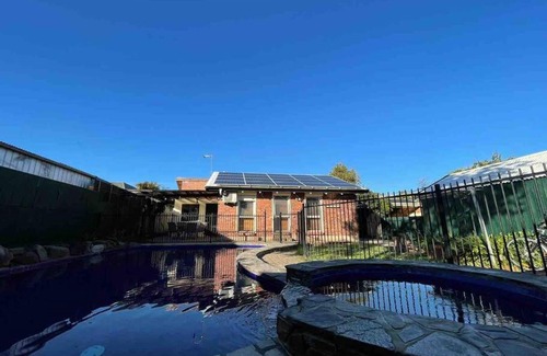 Westbourne Park Apartment | Group house with views of the salt pool and spa