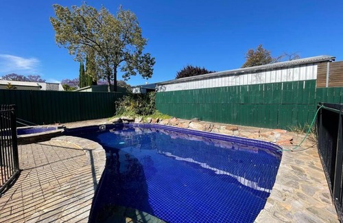 Westbourne Park Apartment | Group house with views of the salt pool and spa