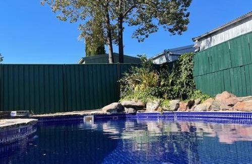 Westbourne Park Apartment | Group house with views of the salt pool and spa