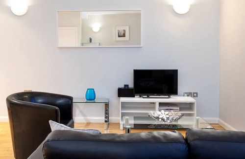 Queenhithe Apartment | Groveland Court Residence VIII