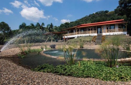 La Mesa Villa | Guaduas de Jade Casa campestre