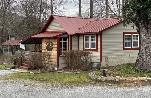 Tiger Cottage | Guest Cottage,Dog friendly, minutes to Clayton, fenced yard, hot tub on patio.