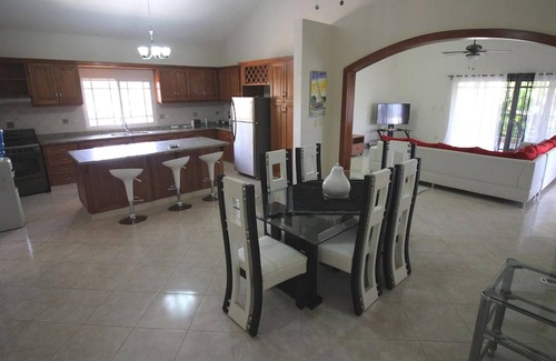 El Batey House | Guest-friendly 8BD villa in central Sosua, with pool, cable TV, fast internet!