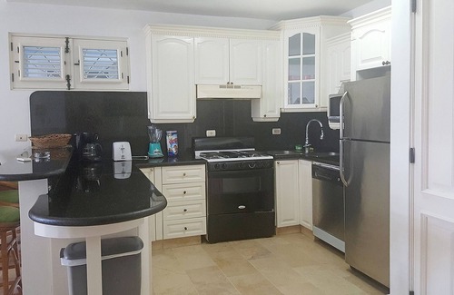 El Batey Apartment | Guest-friendly beachfront 3BD 3BTH apt, sea views, pool, near shops/restaurants