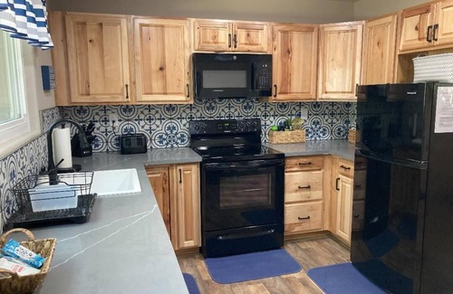 Three Rivers Cottage | Guest House with Private Hot Tub, Shared Pool, and Walk to Town