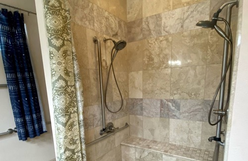 Centennial Hills House | Guest house with small yard