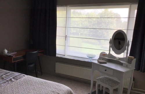 Geel House | Guesthouse De Steenberg tweepersoonskamer met grote badkamer, kitchenette en tuinzicht op de eerste verdieping