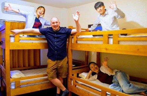 Kochi House | Guesthouse LuLuLu 無料朝食&夕食カレー 街まで電車8分 ローソン隣