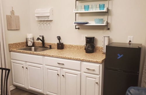 Willow Spring Apartment | Guesthouse on private 16 acre country estate.