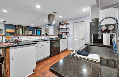 Waco House | Guesthouse with a Game Room! 17 min to Silos!