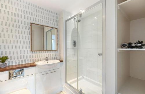 Merton Apartment | GuestReady – Peaceful stay with scenic green views