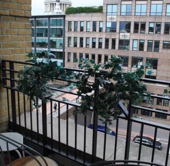 Queenhithe Apartment | GuestReady - Relaxing Ensuite Room with Balcony