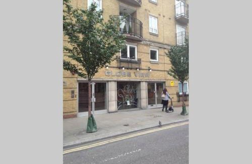 Queenhithe Apartment | GuestReady - Relaxing Ensuite Room with Balcony