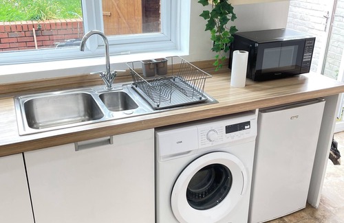 Netley House | Guests house with garden and 2x car park