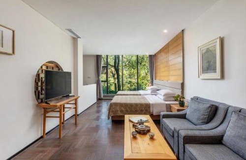 Xiufeng Hotel | Guilin Reed Flute Retreat Free pick-up service over 2 nights