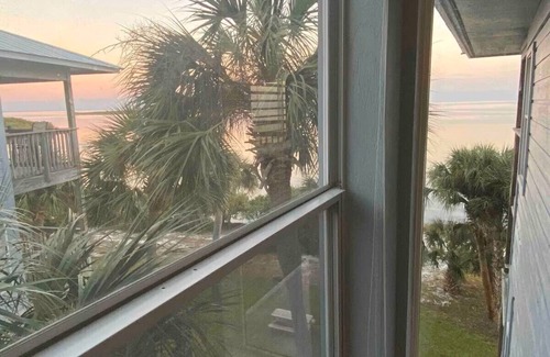 Cedar Key Condo | GULF-FRONT, TOP FLOOR, 2 BED, 2 BATH CONDO. POOL, BOAT PARKING, GREAT LOCATION!