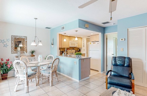 Bradenton Beach Condo | Gulf-view condo with pool, grill access, balcony, washer/dryer & central AC