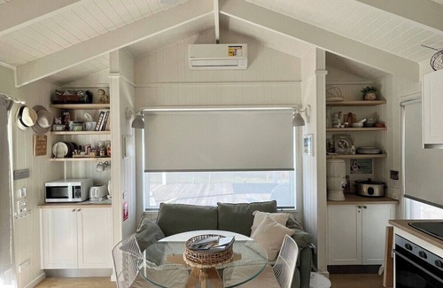Seaton Cabin | Gumnut Cottage Gippsland | Mountain View · Tiny Eco Stay | Mountain Views Firepl