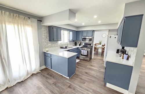 Gurnee House | Gurnee Getaway: Modern Oasis Near Six Flags & Naval Base!