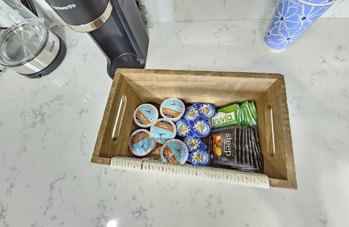 Gurnee House | Gurnee Getaway: Modern Oasis Near Six Flags & Naval Base!