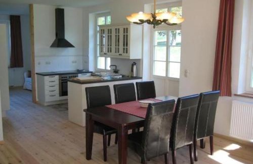 Gingst Apartment | Gut-Rattelvitz-Parterre-A-hochwertig-Sauna-Kamin-eTankstelle-Spielscheune-15-000qm-Parkland