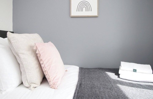 Newport House | Gwent View by Tŷ SA