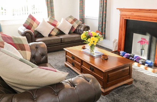 Tyn-y-Gongl Cabin | GWERSYLLT, pet friendly, country holiday cottage in Benllech
