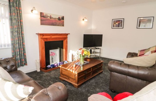 Tyn-y-Gongl Cabin | GWERSYLLT, pet friendly, country holiday cottage in Benllech