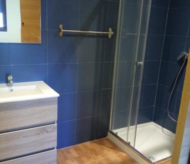 O Ribeiro House | Habitación con baño cambados